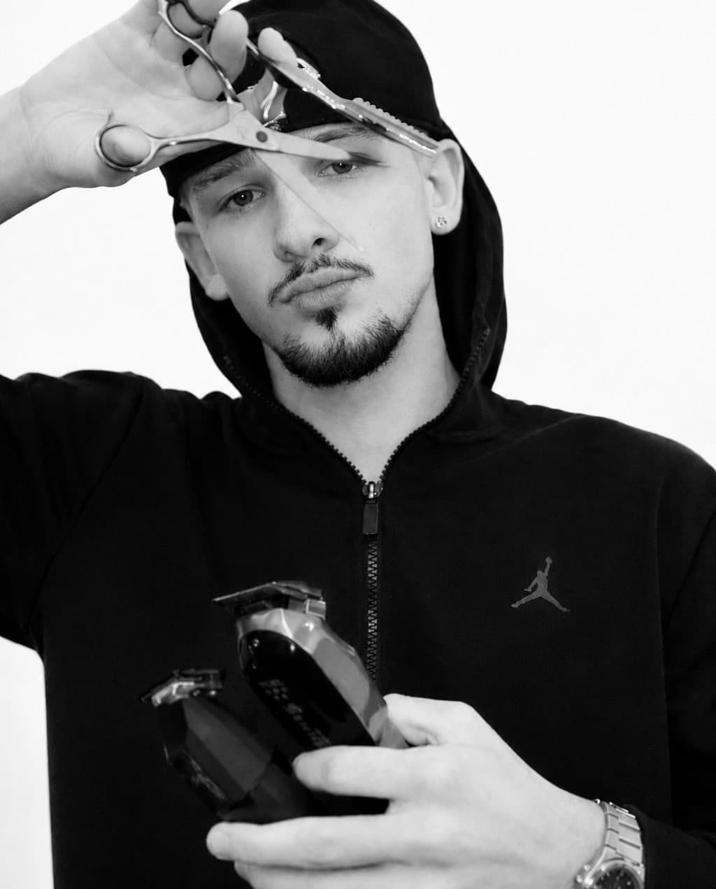 Barber při přesném střihu vlasů